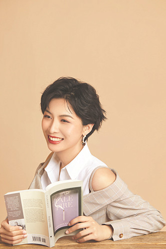 周婉京，一九九〇年生，北京人，哲學博士。曾獲山花文學雙年獎·新人獎、香港青年文學獎等獎項。出版有短篇小說集《取出瘋石》等作品，中長篇小說《造房子的人》為其最新作品