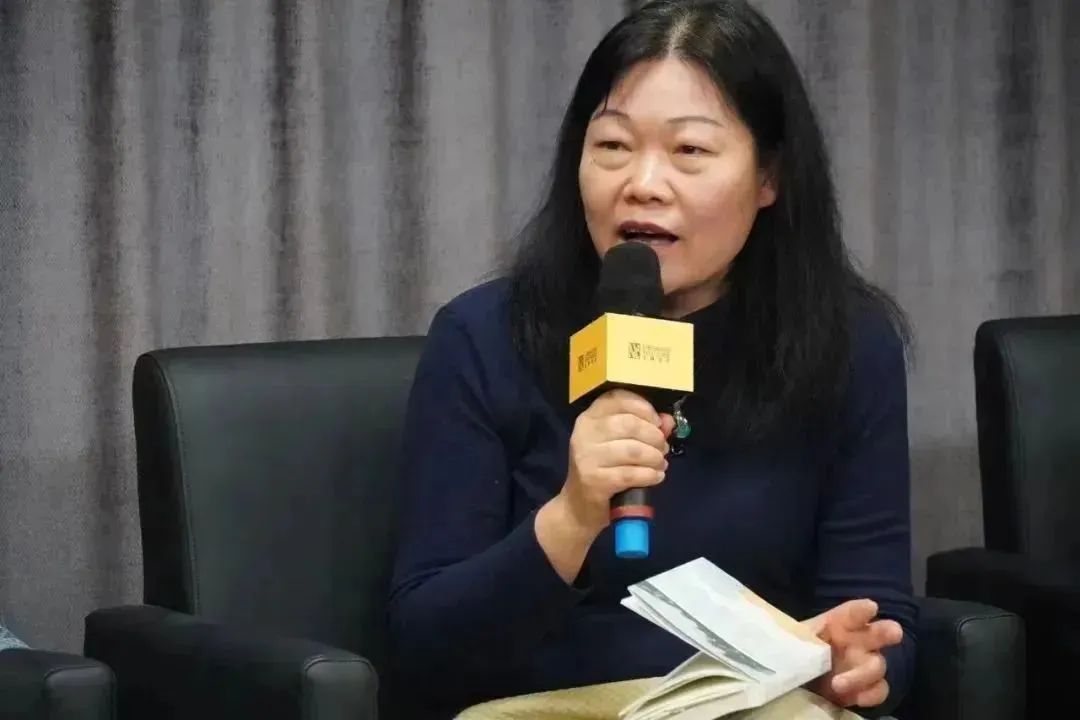 黃葒    南京大學外國語學院法語系教授，博士生導師，南京大學人文社會科學高級研究院兼職研究員，國際杜拉斯學會會員，中國法國文學研究會常務理事，中法語言文化比較研究會常務理事、江蘇省外文學會理事，江蘇省翻譯協(xié)會理事、南京翻譯家協(xié)會理事，南京作協(xié)理事。