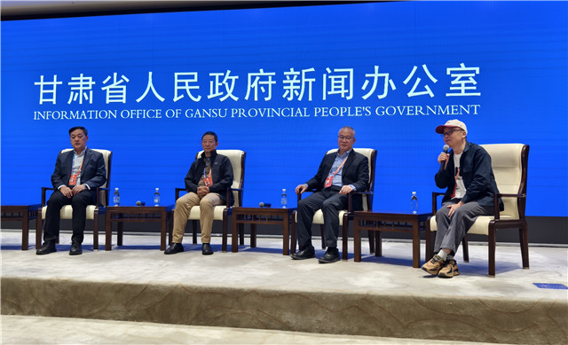 中山大學博導、教授，中國頂尖文學評論家謝有順，浙江文藝出版社常務副社長，翻譯家曹元勇，北師大教授，詩人歐陽江河，魯迅文學獎獲得者、甘肅文聯(lián)副主席、作協(xié)主席葉舟回答記者提問（攝影 澎湃新聞記者 夏奕寧）
