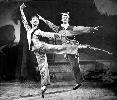 1965年，芭蕾舞劇《白毛女》演出劇照。上海芭蕾舞團供圖