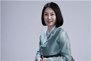 翻譯獎：國家通用語言文字←→朝鮮文作者：鄭風淑（朝鮮族）         獲獎感言感謝致力于培養(yǎng)各民族作家翻譯家的《民族文學》雜志，一直以來給我們搭建各具特色的平臺，讓我們各民族兄弟姐妹在共有的中華文化家園中盡情地書寫生活、表達胸臆，實現(xiàn)自我價值。 朝鮮族著名作家許連順跳出原有的創(chuàng)作思維，以作家特有的胸懷和眼界感悟博大精深的中華文化，探索邊疆少數(shù)民族文學融入……