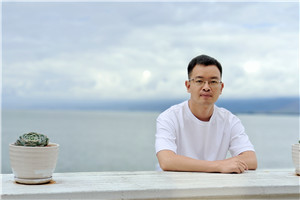 散文獎：《與父親書》作者： 向迅（土家族）         獲獎感言顧名思義，《與父親書》是一本寫給父親的書，也是一本獻給天下所有父輩的書。由于受到傳統(tǒng)的中國式父子關系的影響，我們和父親在生活中總是沉默以對，即便是在他即將離開我們的時候，我們都極力克制著彼此的情感，以至于他一生的故事成為謎團。正因為如此，在創(chuàng)作這本書的過程中……