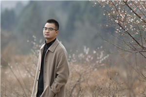 散文獎：《綠皮火車》 作者： 羌人六（羌族）         獲獎感言因為寫作，我從故事中的尋金者身上，也能深切體會那種歷經(jīng)輾轉(zhuǎn)終于醍醐灌頂柳暗花明的心路歷程。2004年高中時期開始文學創(chuàng)作，大學畢業(yè)后回到家鄉(xiāng)生活工作，我才終于找到自己寫作的“源頭活水”，于是有了關于家鄉(xiāng)龍門山斷裂帶的書寫，于是有了散文集《綠皮火車》。川西北龍門山斷裂帶，鄉(xiāng)親父老的名字與臉孔……