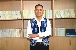 散文獎：《洱海筆記》 作者： 北雁（白族）         獲獎感言我慶幸自己出生在洱海之源。從我們村子后方山脈上發(fā)源的大小溪流河溝，以及離我們村子不遠的茈碧湖、草海、綠蔭塘、鵝墩塘，還有從我們壩子里流過的彌茨河、鳳羽河、彌苴河、海尾河、永安江、羅時江，甚至包括從天空降落的雨水和羅坪山頂融化的雪水，它們的流向都是群山之外波瀾壯闊的洱海……