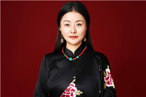 詩歌獎：《留在紙上的心》 作者：那薩（藏族）         獲獎感言非常榮幸獲得駿馬獎，我的內(nèi)心充滿感激。我來自青海省玉樹藏族自治州，出生在通天河流域叫結(jié)拉的一個小山村，通天河藏語叫牦牛河，是長江源頭的干流河。我曾經(jīng)在瀾滄江源頭的縣城雜多縣工作了八年。又到黃河源頭，在小小的敬水池里喝了三口水。可以說我是被長江、黃河、瀾滄江的水養(yǎng)育的一個寫作者……