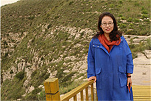 報告文學獎：《讓世界看見》  作者：牛海坤（蒙古族）         獲獎感言在創(chuàng)作的過程中，我不停地走近不同的人群，與農(nóng)牧民、殘疾人、非遺傳承人、駐村干部等等深入交談，認真傾聽他們內(nèi)心深處的渴望。我要感謝這些勇敢昂揚的人們，是他們用自己的行動詮釋了時代，也詮釋了生命的力量和價值。