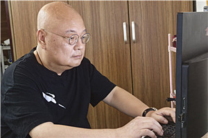 中短篇小說獎：《上嶺戀人》  作者：凡一平（壯族）         獲獎感言上嶺，是我近些年文學創(chuàng)作的地理標識，也是現(xiàn)實生活的真實存在。從桂北都安瑤族自治縣縣城往東十三公里，再沿紅水河順流而下四十公里，在二級公路的對岸，有被青山和竹林環(huán)抱的村莊，就是上嶺。它是我生命中最親切的土地，或搖籃。上嶺有著不多的人口，卻生生長流，他們渺小但卻堅韌，又像魚群一樣抱團、歡樂。已經(jīng)死去和還活著的，都是我的父老鄉(xiāng)親。