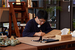 長篇小說獎：《大醫(yī)》作者：馬伯庸（滿族）         獲獎感言在調(diào)研和創(chuàng)作過程中，隨著我深入了解中國近代醫(yī)學史，不斷被當年的大醫(yī)們所感動。其中有太多可歌可泣的人物、驚心動魄的故事以及救國救民的仁愛精神，放到今日，仍不過時。當年他們在亂世之中的艱辛與堅持，實在應該讓現(xiàn)在的公眾了解。而讓他們了解的最好方式，就是通過文藝作品來表現(xiàn)，只有寫出這種精神的繼承性與時代性，歷史小說的質(zhì)感才能凸顯出來。