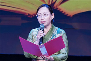 長篇小說獎：《在高原》  作者：尼瑪潘多（藏族）         獲獎感言文學創(chuàng)作不是我的職業(yè)，是我選擇的一條精神之路，它給予我的心理安寧和精神豐盈感，讓我心生感恩。今天，《在高原》這本書里呈現(xiàn)的故事、思考和探索得到評委們的肯定，給我的鞭策和鼓舞是巨大的，讓我對走好今后的文學創(chuàng)作之路充滿了信心……