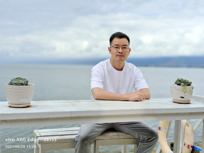 向迅，土家族，1984年生，湖北建始人?！队昊ā冯s志編輯。著有小說集《七月晚餐：南方幻想故事集》，散文集《聲音博物館》等。曾獲豐子愷散文獎、孫犁散文獎、江蘇紫金山文學(xué)獎等。
