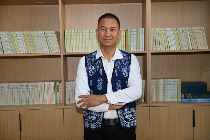 北雁，本名王燦鑫，白族，1982年生，云南洱源人。云南省大理州教育體育局高級教師。出版長篇小說《趕在太陽落山以前》等。曾獲云南文學藝術獎。