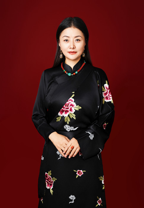 那薩，本名索樣，藏族，1977年生，青海玉樹人。曾供職于青海省玉樹州雜多縣阿多鄉(xiāng)政府。出版詩集《一株草的加持》等。