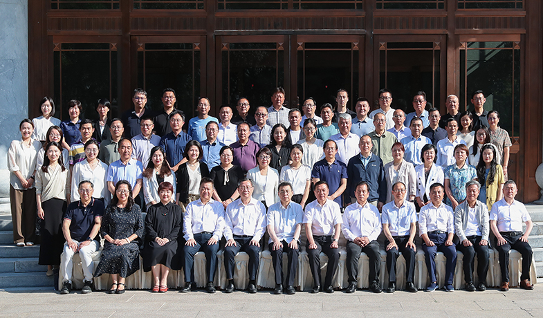 7月20日，第十三屆全國少數(shù)民族文學創(chuàng)作駿馬獎全體評委合影