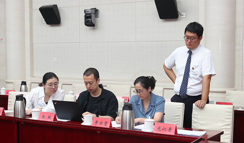 7月31日，工作人員在紀律監(jiān)察組和公證員的監(jiān)督下統(tǒng)計選票