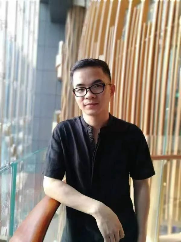 唐詩人，中國作家協(xié)會會員，廣州市文藝評論家協(xié)會理事、暨南大學(xué)文學(xué)院副教授