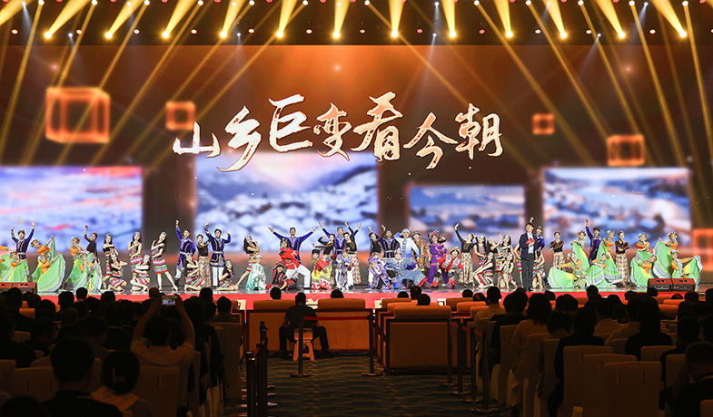 11月16日，在“2024中國文學盛典·駿馬獎之夜”上的文藝表演：情景舞蹈《山鄉(xiāng)巨變看今朝》