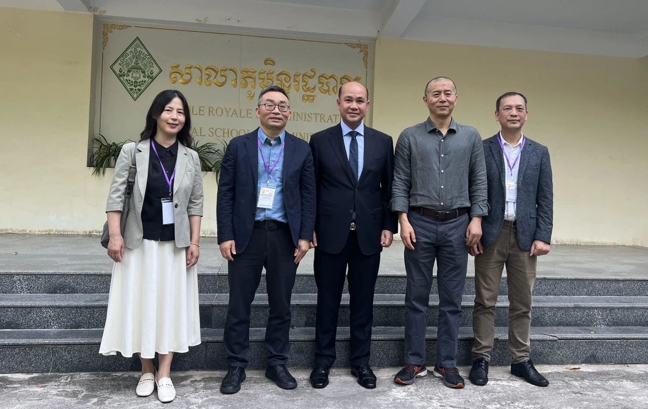 柬埔寨副首相洪瑪尼會(huì)見中國作家代表團(tuán)（左起：付秀瑩、東西、洪瑪尼、畢飛宇、李約熱）