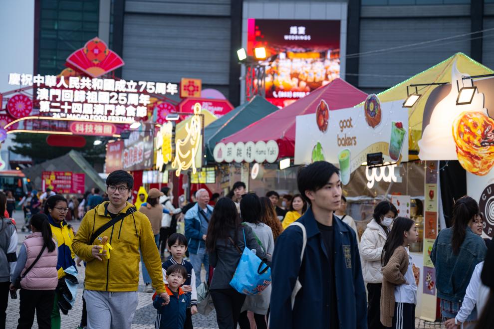 11月24日，市民在第二十四屆澳門美食節游玩。新華社發（張金加攝）