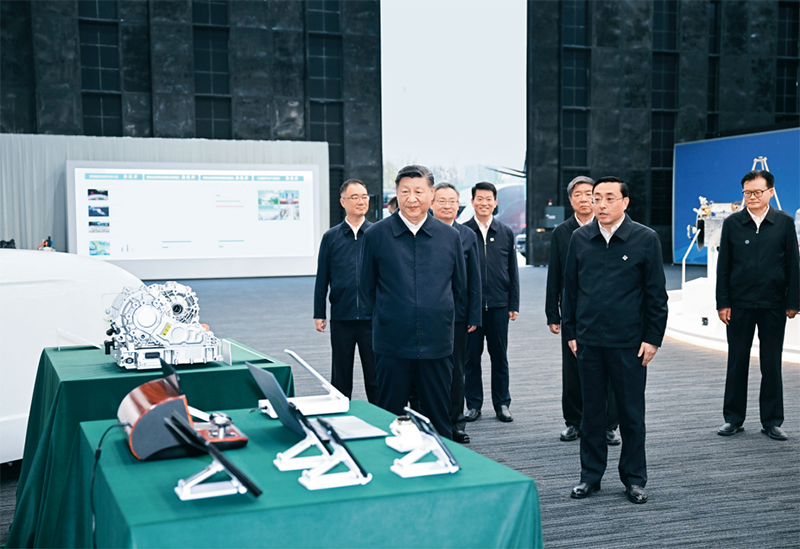 2024年10月17日至18日，中共中央總書記、國家主席、中央軍委主席習近平在安徽考察。這是17日下午，習近平在合肥濱湖科學城察看安徽省重大科技創(chuàng)新成果集中展示。 新華社記者 謝環(huán)馳/攝