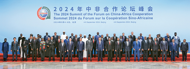 2024年9月5日上午，國家主席習近平在北京人民大會堂出席中非合作論壇北京峰會開幕式并發(fā)表主旨講話。這是開幕式前，習近平同出席峰會的外方領(lǐng)導人集體合影。 新華社記者 饒愛民/攝