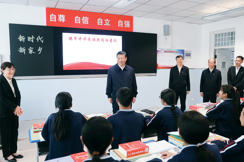 2024年6月18日至19日，中共中央總書記、國家主席、中央軍委主席習近平在青海考察。這是18日下午，習近平在果洛西寧民族中學高一（1）班觀摩“新時代、新家鄉(xiāng)”主題思政課。 新華社記者 鞠鵬/攝