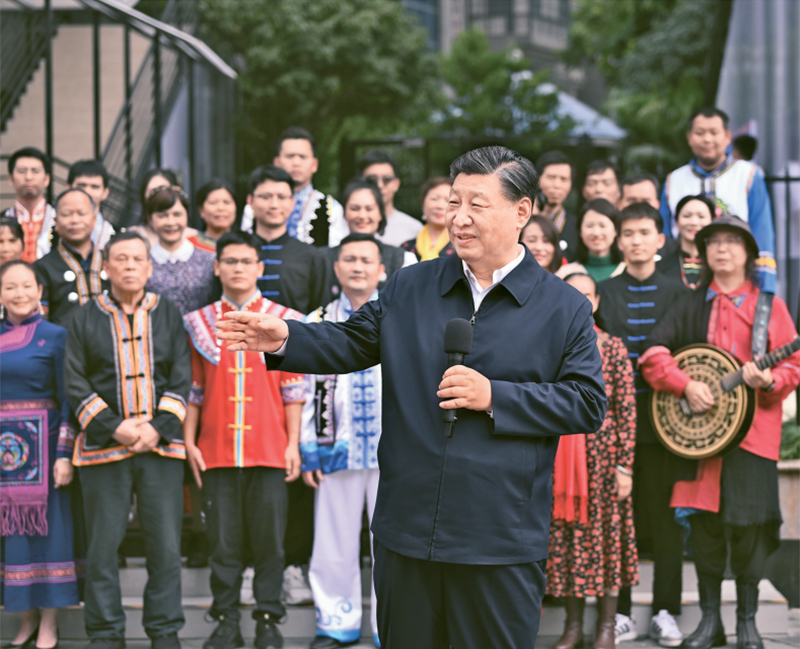 2023年12月14日至15日，中共中央總書記、國家主席、中央軍委主席習近平在廣西考察。這是14日上午，習近平在南寧市良慶區(qū)蟠龍社區(qū)考察時，同社區(qū)各族群眾親切交流。 新華社記者 燕雁/攝