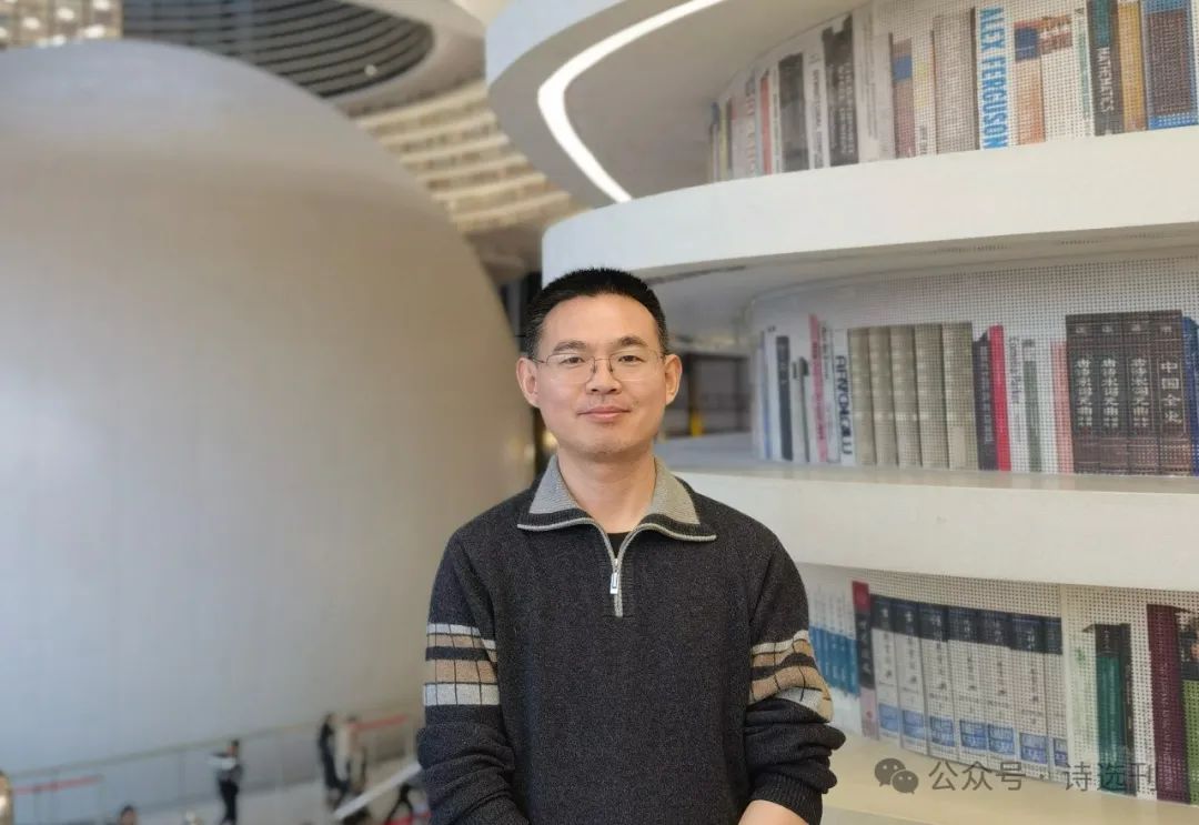 宋煜，本名宋立理，河北隆堯人，中國(guó)作家協(xié)會(huì)會(huì)員、河北省作家協(xié)會(huì)會(huì)員。曾出版長(zhǎng)篇小說《穿越玫瑰》，詩歌散見于《詩刊》《星星》《揚(yáng)子江詩刊》《詩選刊》等刊物，曾入選河北文學(xué)排行榜·詩歌榜。
