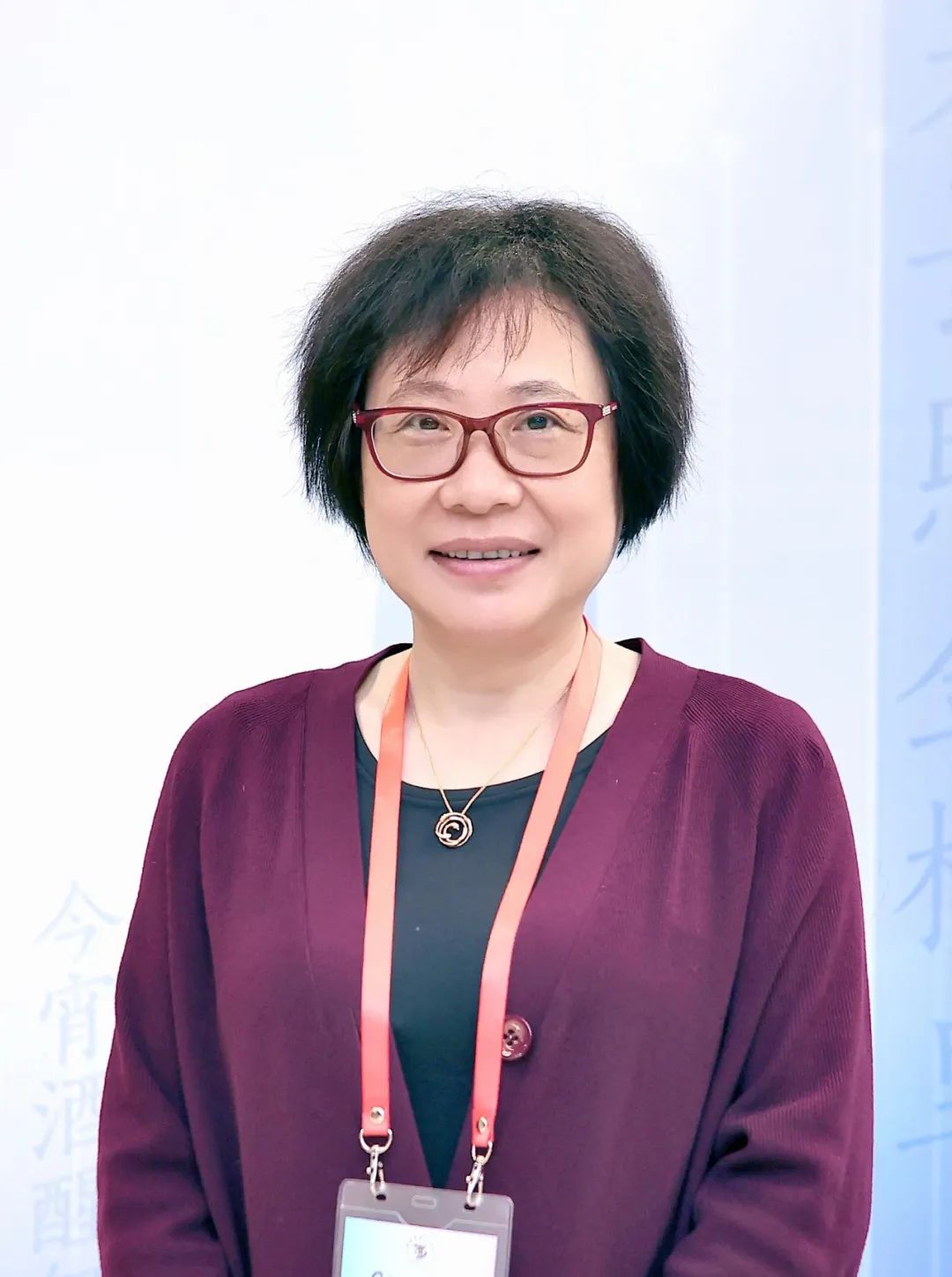 榮榮，本名褚佩榮，生于1964年，出版過多部詩集及散文隨筆集，參加過《詩刊》社第十屆青春詩會，曾獲《詩刊》《詩歌月刊》《人民文學》《北京文學》等刊物年度詩歌獎、中國作家出版集團優秀作家貢獻獎、首屆徐志摩青年詩人獎、第二屆中國女性文學獎、劉章詩歌獎、十月文學獎、全國第四屆魯迅文學獎等。
