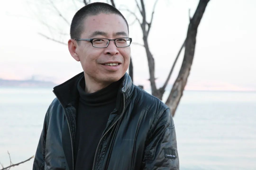 李亞偉，1963年出生于重慶市酉陽縣。創(chuàng)作過《男人的詩》《醉酒的詩》《空虛的詩》《航海志》《野馬與塵埃》《河西走廊抒情》等長詩和組詩，出版有詩集《豪豬的詩篇》《紅色歲月》《酒中的窗戶》《我在雙魚座上給你寫信》以及文論集《詩歌與先鋒》、文化隨筆《人間宋詞》等；獲第四屆華語文學(xué)傳媒2005年度詩人獎、第一屆魯迅文化獎年度詩歌獎、首屆屈原詩歌金獎等。