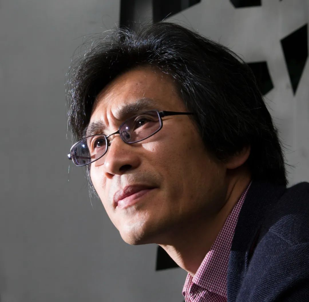 樹才，原名陳樹才。詩人、翻譯家。浙江寧波人。現(xiàn)供職于中國社會科學(xué)院外國文學(xué)研究所。已出版詩集、譯詩集二十余部。曾獲“徐志摩詩歌獎”、“李叔同國際詩歌獎”等。2008年獲法國政府頒發(fā)的“教育騎士”勛章，2023年又獲“藝術(shù)和文學(xué)騎士”勛章。