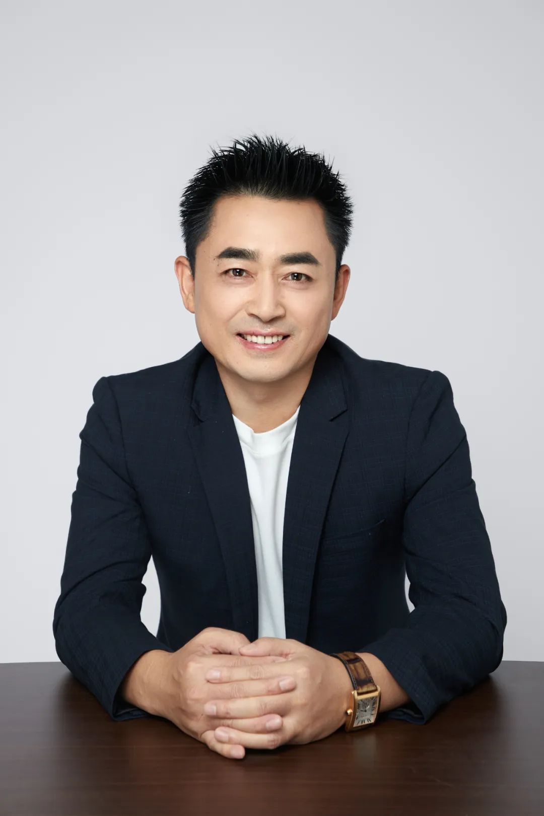王峰，中國作家協(xié)會會員，中國詩歌學(xué)會會員。現(xiàn)為波音客機(jī)資深機(jī)長。曾獲第六屆泰山文藝獎，第二屆艾青詩歌獎。詩作發(fā)表于《人民文學(xué)》《詩刊》《十月》《作品》《詩歌月刊》《星星》《草堂》《鐘山》。出版詩集《三萬英尺》《睡在溪邊的魚》《天際線》《下垂的時間》。