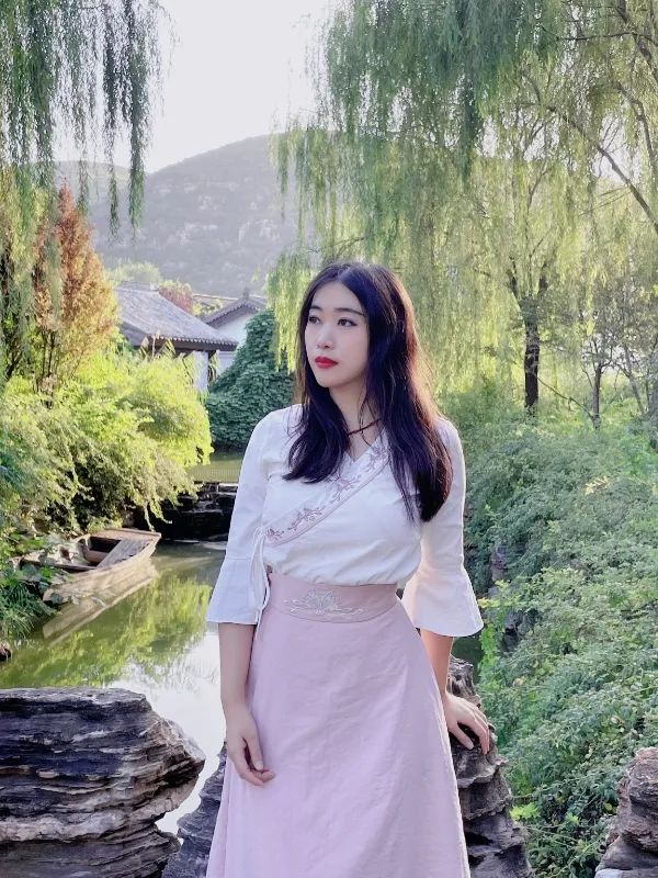 楊碧薇，中央民族大學(xué)文學(xué)博士，北京大學(xué)藝術(shù)學(xué)博士后。中國作家協(xié)會會員，中國文藝評論家協(xié)會會員。學(xué)術(shù)研究涉及文學(xué)、搖滾、民謠、電影、攝影、裝置等。出版《下南洋》《去火星旅行》等詩集、散文集、學(xué)術(shù)批評集等多部。主講個人網(wǎng)課《由淺入深讀懂漢語新詩》入駐騰訊視頻。