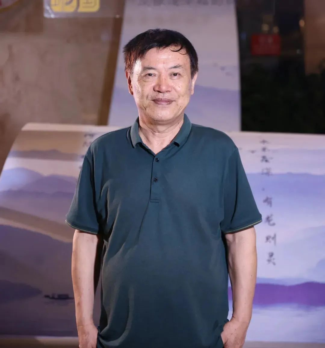 陸健，中國傳媒大學(xué)教授，中國詩歌學(xué)會常務(wù)理事。20世紀(jì)80年代初開始發(fā)表作品，先后創(chuàng)作發(fā)表詩歌、散文、評論等作品近千件，出版《窗戶嘹亮的聲音》《名城之門》等詩集與文藝評論集近30部，逐步形成了“紀(jì)實性詩歌”的寫作風(fēng)格。