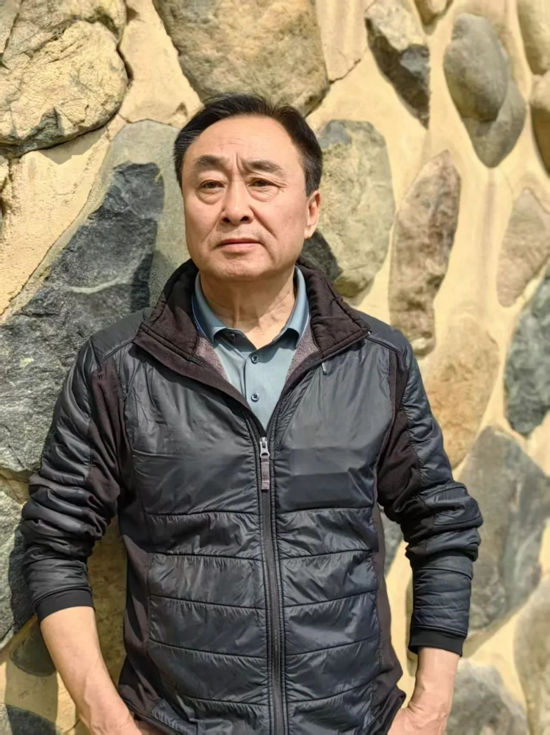 王學(xué)芯，出生在北京，長在無錫。中國作家協(xié)會會員，中國詩歌學(xué)會理事。參加第十屆青春詩會。獲郭沫若詩歌獎、十月文學(xué)獎、鍾山文學(xué)獎、《作家》第三屆詩歌獎、《星星》詩歌獎、紫金山文學(xué)獎、中國第五屆長詩獎，部分詩歌譯介國外。出版《雙唇》《這里那里》《天上的草原》《飛塵》《遷變》《老人院》《光域里》等15部詩集。