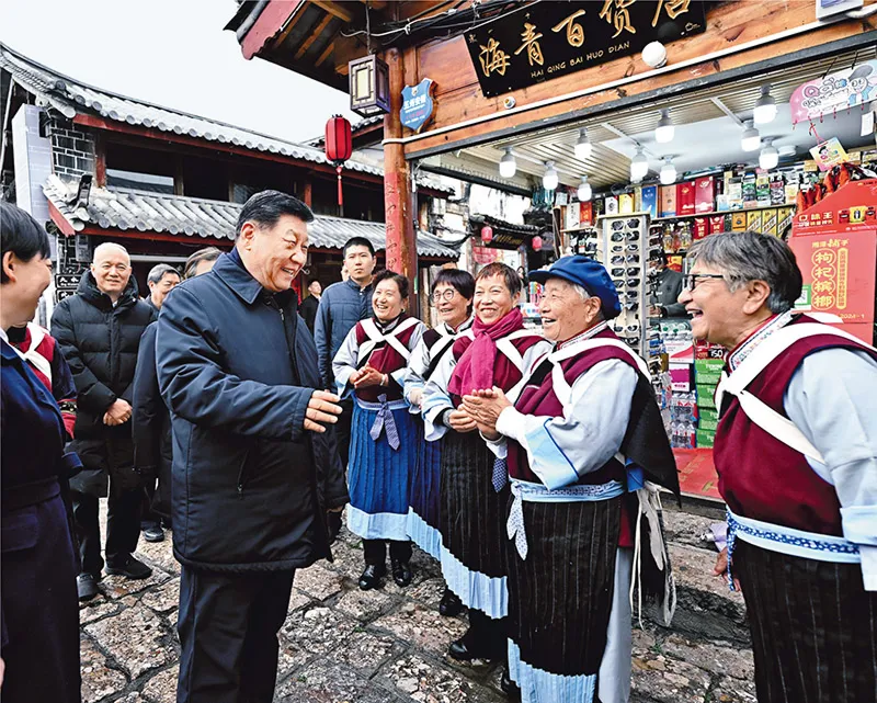2025年3月19日至20日，中共中央總書記、國(guó)家主席、中央軍委主席習(xí)近平在云南考察。這是19日下午，習(xí)近平在麗江古城考察時(shí)，與當(dāng)?shù)鼐用裼H切交流。 新華社記者 燕雁/攝