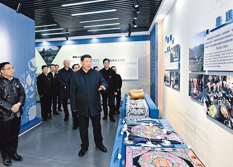 2025年3月17日至18日，中共中央總書記、國(guó)家主席、中央軍委主席習(xí)近平在貴州考察。這是17日下午，習(xí)近平在黔東南州黎平縣肇興侗寨侗族文化展示中心考察。 新華社記者 謝環(huán)馳/攝