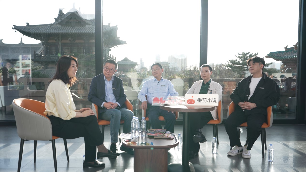 “如果失去幻想，人類將會(huì)怎樣”座談現(xiàn)場，從左至右分別為張菁、劉慈欣、阿來、陳楸帆、王自律