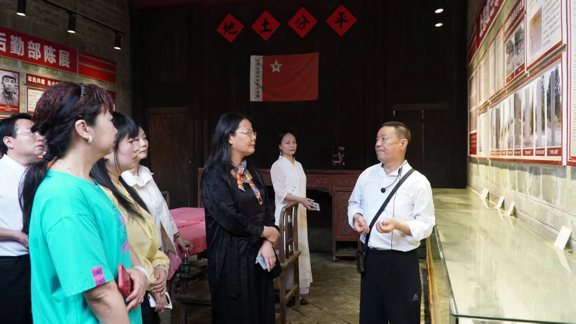 在上猶縣平富鄉上寨村參觀紅三軍團兵工廠、后勤處舊址