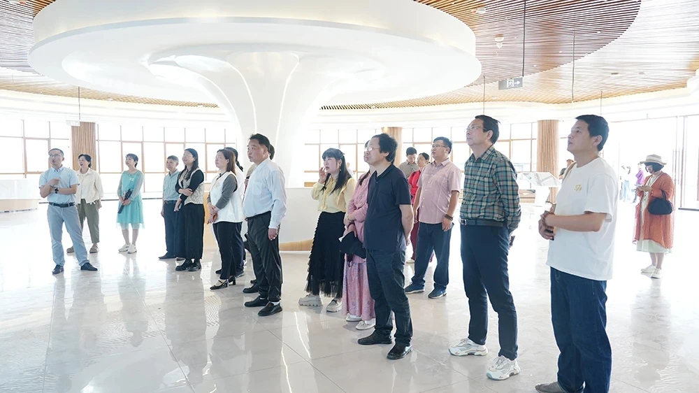 在油石鄉參觀筆架山“兩山”實踐生態產業示范園