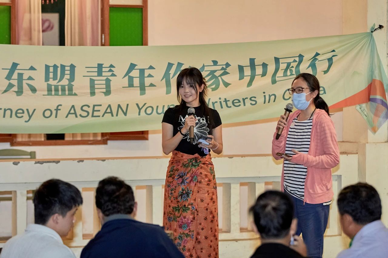 新加坡作家林藝君（左）、吳佳澖（右）。