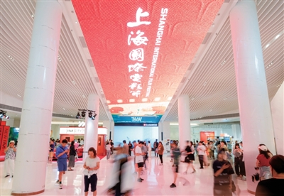 第二十七屆上海國際電影節(jié)期間，上海影城里人來人往。  　　主辦方供圖