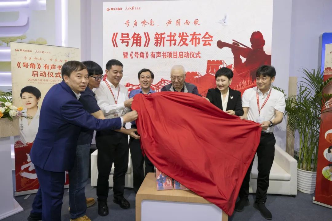與會(huì)嘉賓共同為新書揭幕（攝影：劉后柱）
