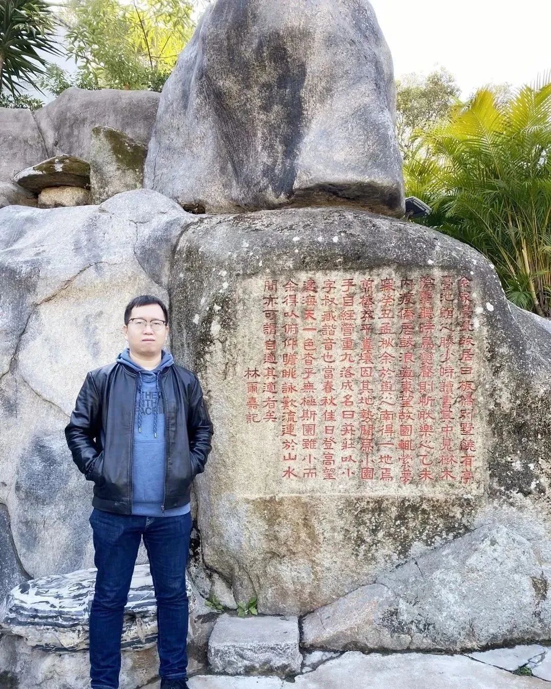 張象，中國作協會員，山西文學院簽約作家。小說見于《十月》《上海文學》《青年文學》等刊物，出版作品有《外省青年》等三部。